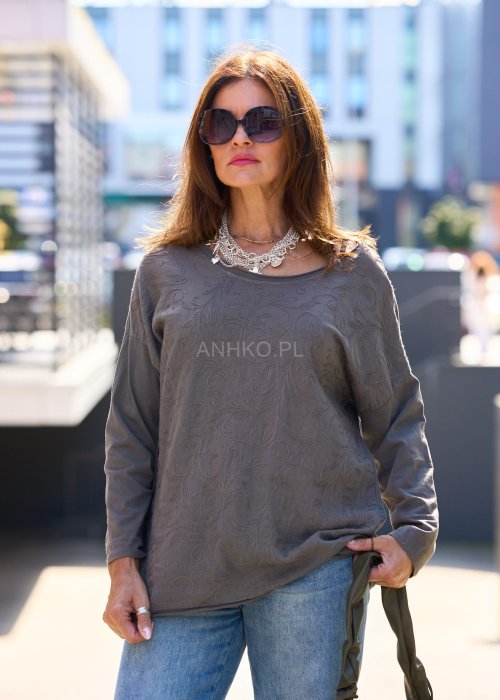 Bluzka w odcieniu szarości o prostym, lekko oversize’owym kroju.