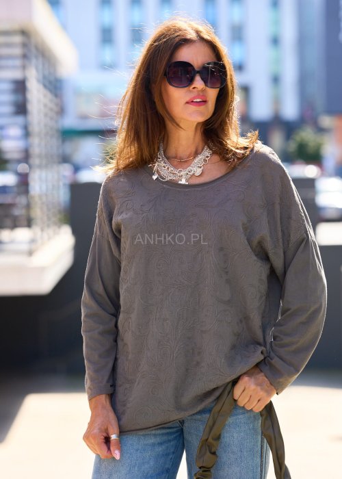 Bluzka w odcieniu szarości o prostym, lekko oversize’owym kroju.