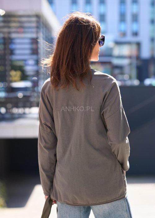 Bluzka w odcieniu szarości o prostym, lekko oversize’owym kroju.