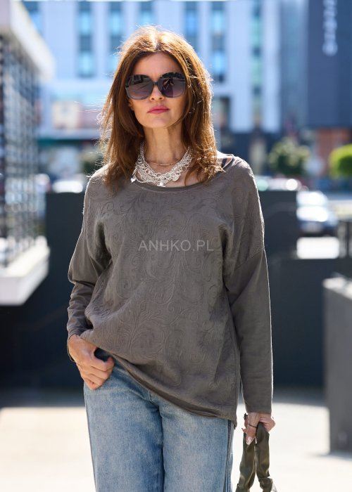 Bluzka w odcieniu szarości o prostym, lekko oversize’owym kroju.
