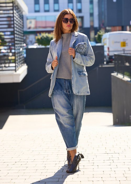 Jeansowa marynarka w jasnym odcieniu denimu, o luźnym kroju z klasycznym kołnierzem i zapinana na pojedynczy guzik.