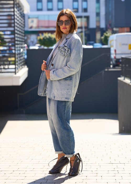 Jeansowa marynarka w jasnym odcieniu denimu, o luźnym kroju z klasycznym kołnierzem i zapinana na pojedynczy guzik.