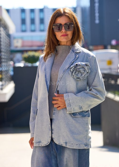 Jeansowa marynarka w jasnym odcieniu denimu, o luźnym kroju z klasycznym kołnierzem i zapinana na pojedynczy guzik.
