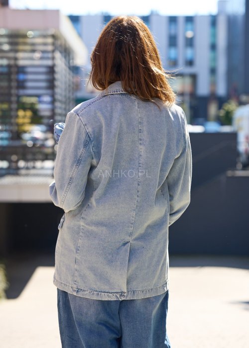 Jeansowa marynarka w jasnym odcieniu denimu, o luźnym kroju z klasycznym kołnierzem i zapinana na pojedynczy guzik.