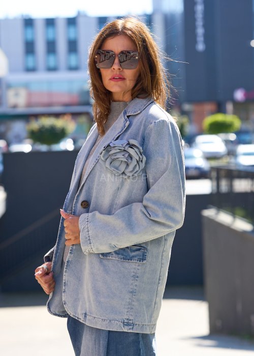 Jeansowa marynarka w jasnym odcieniu denimu, o luźnym kroju z klasycznym kołnierzem i zapinana na pojedynczy guzik.