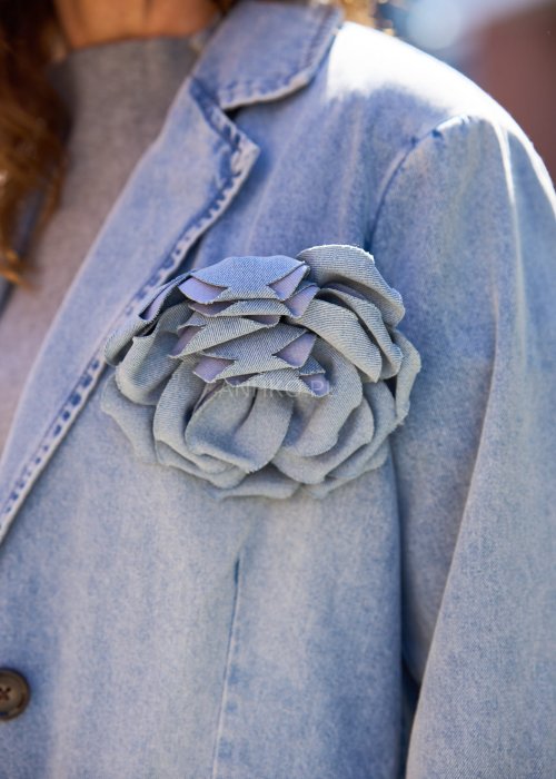 Jeansowa marynarka w jasnym odcieniu denimu, o luźnym kroju z klasycznym kołnierzem i zapinana na pojedynczy guzik.