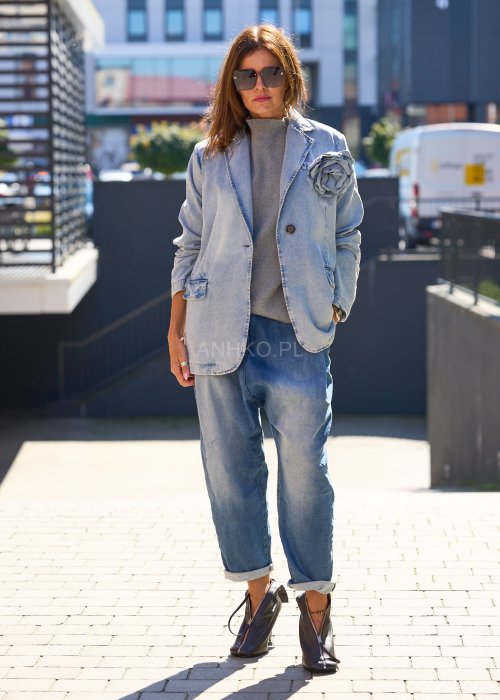 Jeansowa marynarka w jasnym odcieniu denimu, o luźnym kroju z klasycznym kołnierzem i zapinana na pojedynczy guzik.