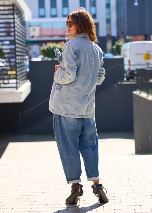 Jeansowa marynarka w jasnym odcieniu denimu, o luźnym kroju z klasycznym kołnierzem i zapinana na pojedynczy guzik.