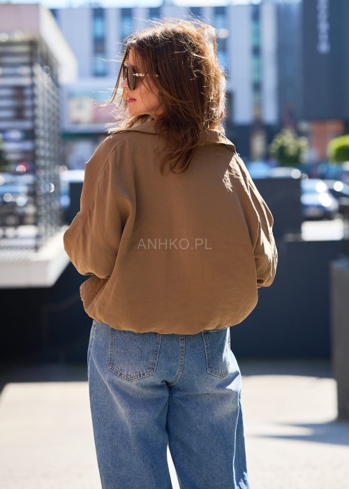 Zestaw damski w stylu boho z oversize koszulą w kolorze karmelowym i jasnym topem