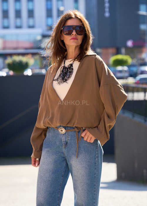 Zestaw damski w stylu boho z oversize koszulą w kolorze karmelowym i jasnym topem