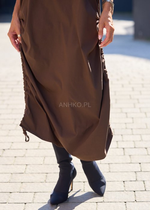 Sukienka maxi w kolorze czekoladowym, o prostym, luźnym kroju bez rękawów.