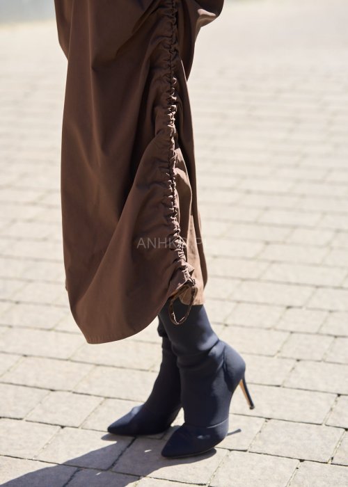 Sukienka maxi w kolorze czekoladowym, o prostym, luźnym kroju bez rękawów.