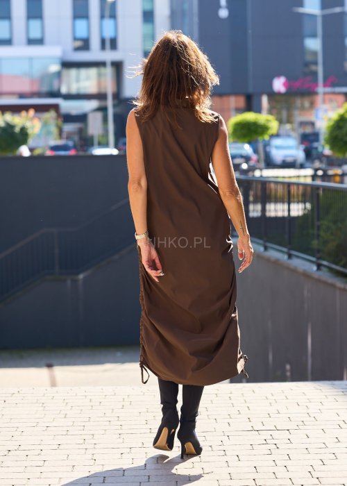 Sukienka maxi w kolorze czekoladowym, o prostym, luźnym kroju bez rękawów.