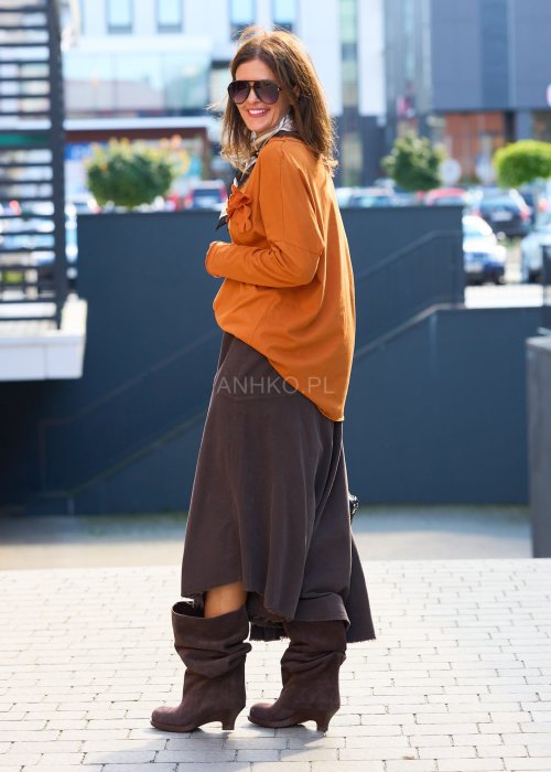 Bluzka w ciepłym, pomarańczowym odcieniu o luźnym, swobodnym kroju.
