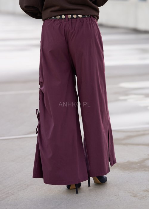 Bordowe spodnie damskie wide leg z rozcięciami i marszczeniem po bokach, wysoki stan, styl boho oversize