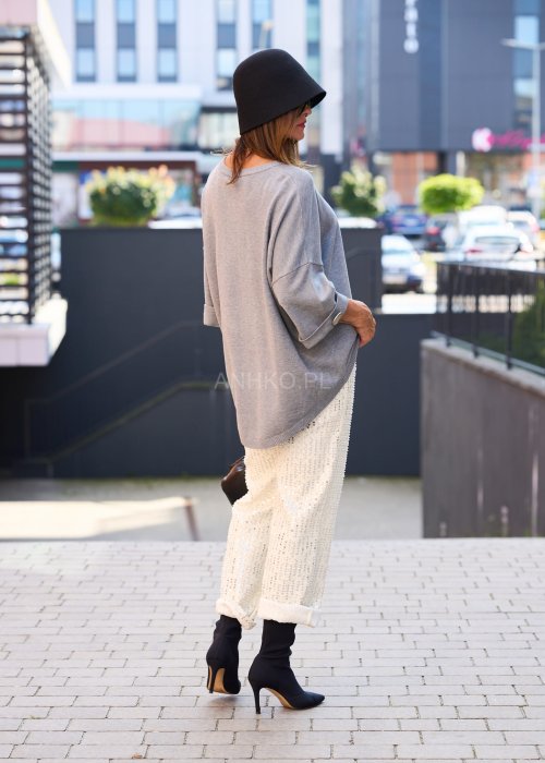 Szary oversize sweter damski z długim rękawem i ozdobnym guzikiem, minimalistyczna moda codzienna