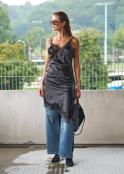 Czarna satynowa sukienka slip dress na ramiączkach z koronkowym wykończeniem, elegancka moda damska