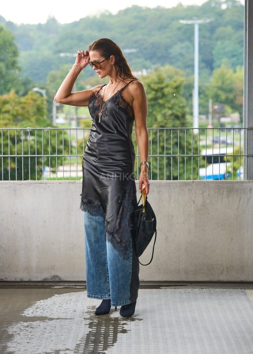 Czarna satynowa sukienka slip dress na ramiączkach z koronkowym wykończeniem, elegancka moda damska