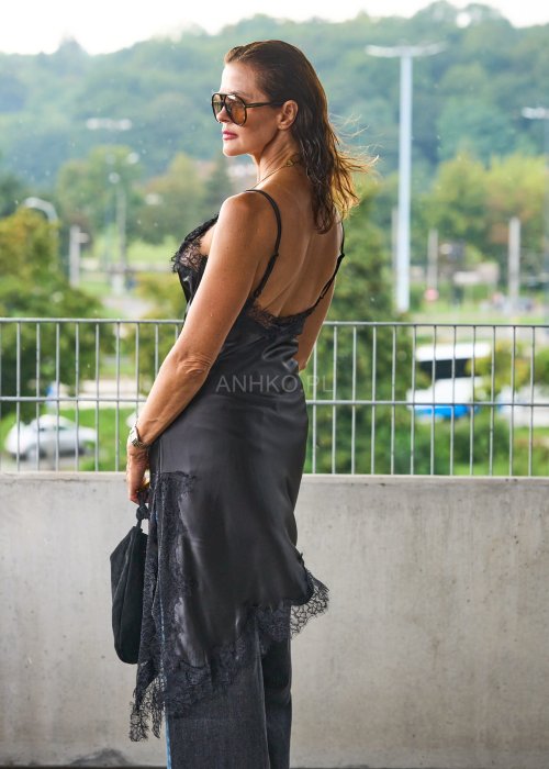 Czarna satynowa sukienka slip dress na ramiączkach z koronkowym wykończeniem, elegancka moda damska