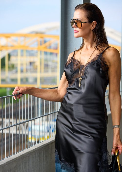 Czarna satynowa sukienka slip dress na ramiączkach z koronkowym wykończeniem, elegancka moda damska