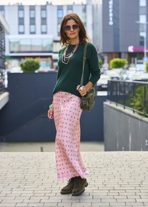 Różowa satynowa spódnica maxi w drobne kwiaty z koronką u dołu, romantyczna letnia stylizacja