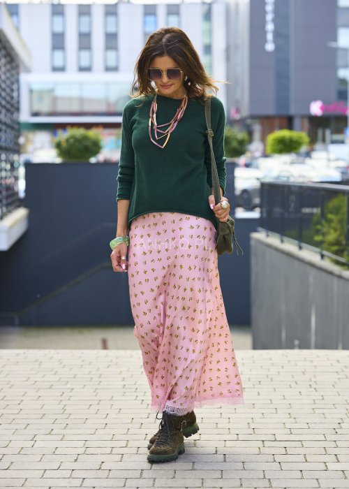 Różowa satynowa spódnica maxi w drobne kwiaty z koronką u dołu, romantyczna letnia stylizacja