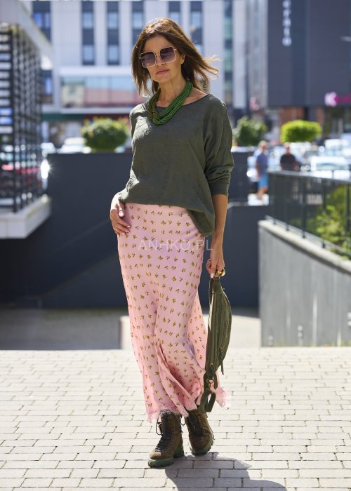 Różowa satynowa spódnica maxi w drobne kwiaty z koronką u dołu, romantyczna letnia stylizacja