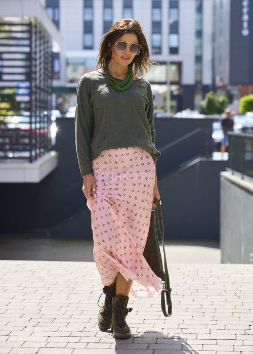 Różowa satynowa spódnica maxi w drobne kwiaty z koronką u dołu, romantyczna letnia stylizacja