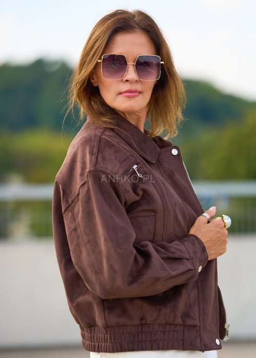 Brązowa kurtka damska zamszowa w stylu bomber, zapinana na zamek, krótki fason