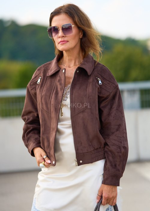 Brązowa kurtka damska zamszowa w stylu bomber, zapinana na zamek, krótki fason