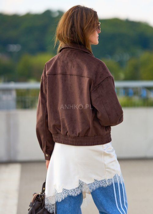 Brązowa kurtka damska zamszowa w stylu bomber, zapinana na zamek, krótki fason