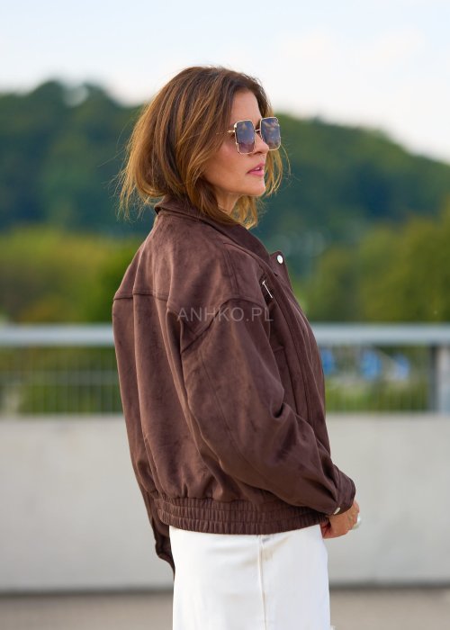 Brązowa kurtka damska zamszowa w stylu bomber, zapinana na zamek, krótki fason