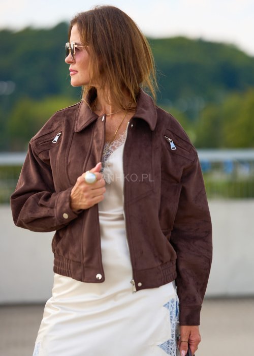 Brązowa kurtka damska zamszowa w stylu bomber, zapinana na zamek, krótki fason