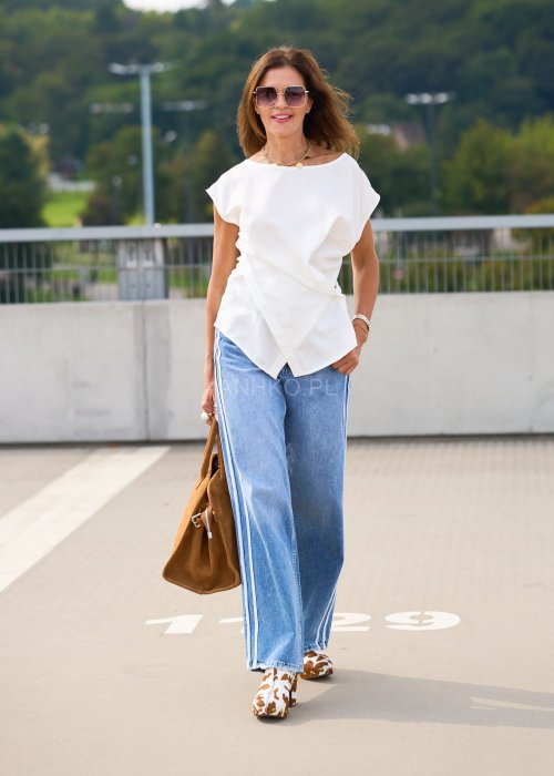 Biała bluzka damska bez rękawów z asymetrycznym marszczeniem, minimalistyczny styl casual