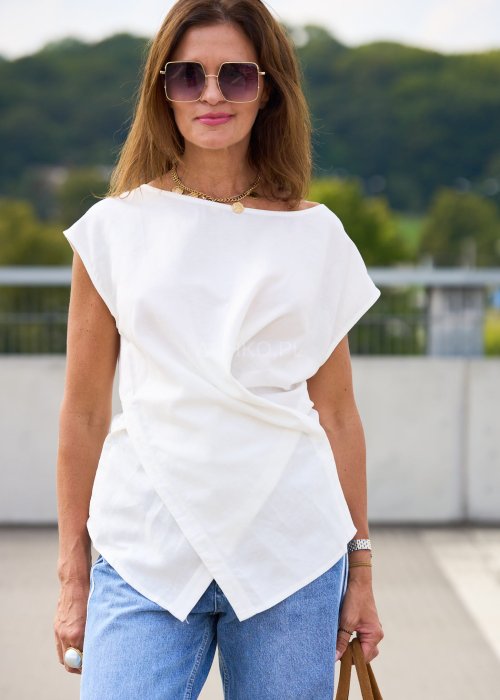 Biała bluzka damska bez rękawów z asymetrycznym marszczeniem, minimalistyczny styl casual