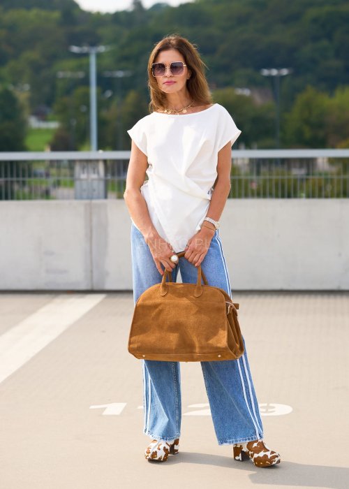 Biała bluzka damska bez rękawów z asymetrycznym marszczeniem, minimalistyczny styl casual