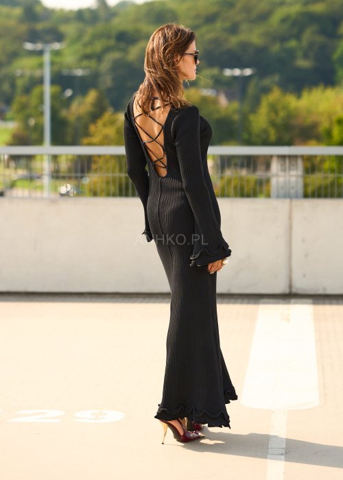 Czarna prążkowana sukienka maxi z długim rękawem i falbaną przy dole, minimalistyczna stylizacja damska