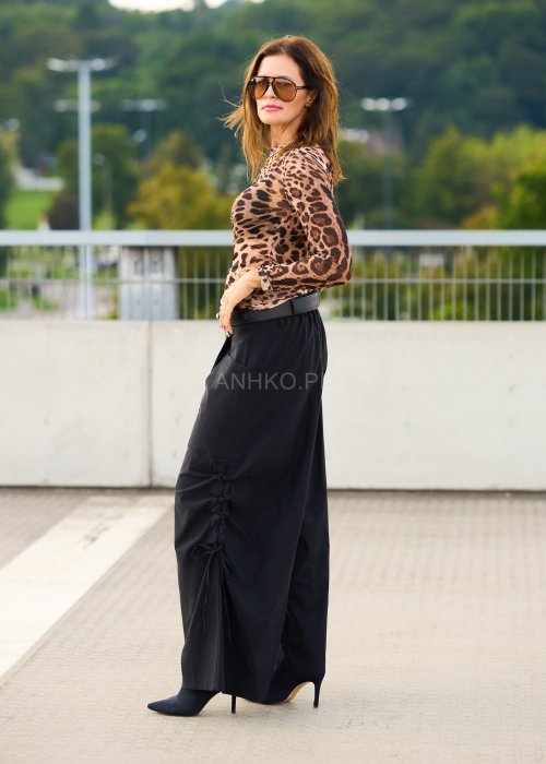 Czarne szerokie spodnie damskie z wysokim stanem i marszczeniem po bokach, styl oversize, moda streetwear