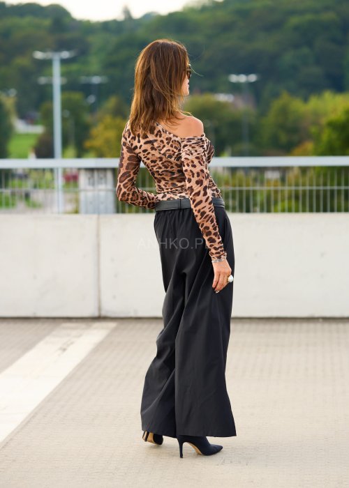 Czarne szerokie spodnie damskie z wysokim stanem i marszczeniem po bokach, styl oversize, moda streetwear