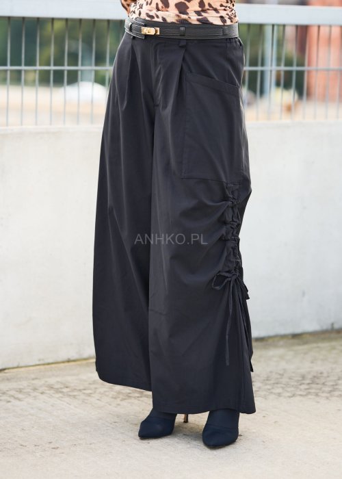 Czarne szerokie spodnie damskie z wysokim stanem i marszczeniem po bokach, styl oversize, moda streetwear