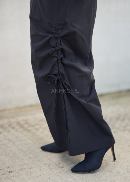 Czarne szerokie spodnie damskie z wysokim stanem i marszczeniem po bokach, styl oversize, moda streetwear