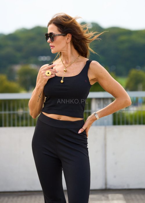 Czarny krótki top damski na ramiączkach, dopasowany fason, minimalistyczna moda casual