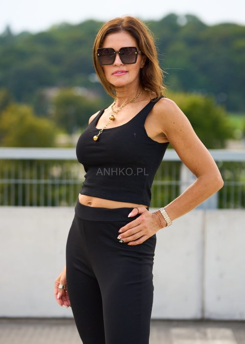 Czarny krótki top damski na ramiączkach, dopasowany fason, minimalistyczna moda casual