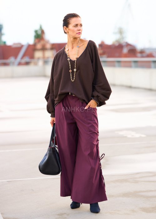 Bordowe spodnie damskie wide leg z rozcięciami i marszczeniem po bokach, wysoki stan, styl boho oversize