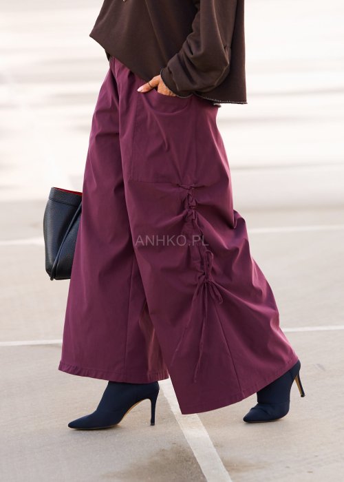 Bordowe spodnie damskie wide leg z rozcięciami i marszczeniem po bokach, wysoki stan, styl boho oversize