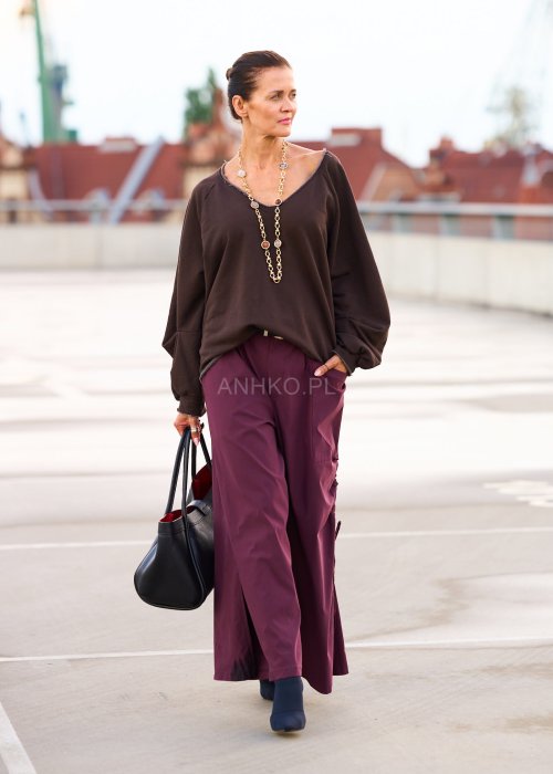 Bordowe spodnie damskie wide leg z rozcięciami i marszczeniem po bokach, wysoki stan, styl boho oversize