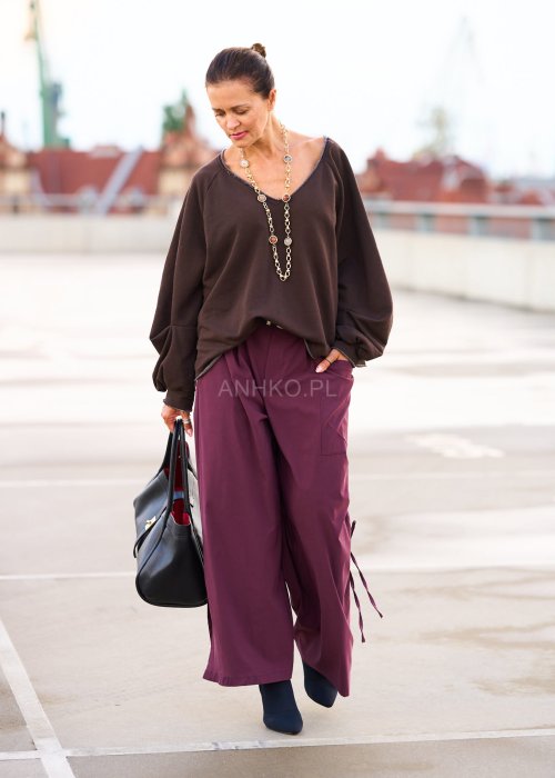 Bordowe spodnie damskie wide leg z rozcięciami i marszczeniem po bokach, wysoki stan, styl boho oversize