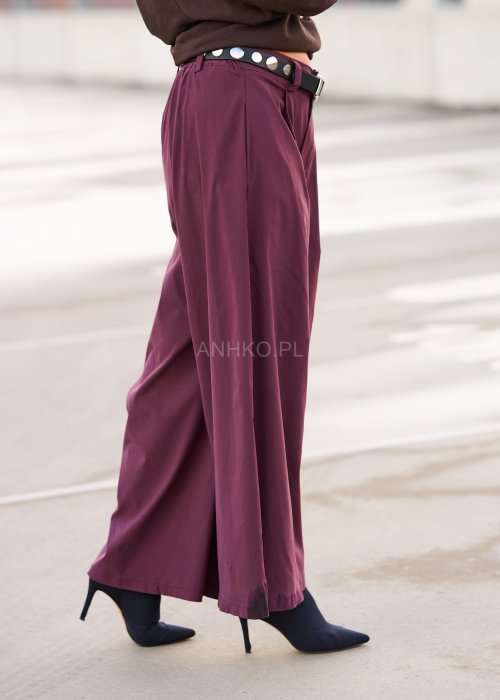 Bordowe spodnie damskie wide leg z rozcięciami i marszczeniem po bokach, wysoki stan, styl boho oversize