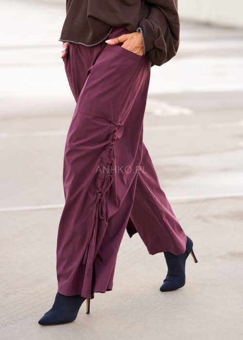 Bordowe spodnie damskie wide leg z rozcięciami i marszczeniem po bokach, wysoki stan, styl boho oversize