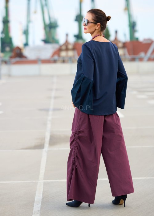 Bordowe spodnie damskie wide leg z rozcięciami i marszczeniem po bokach, wysoki stan, styl boho oversize